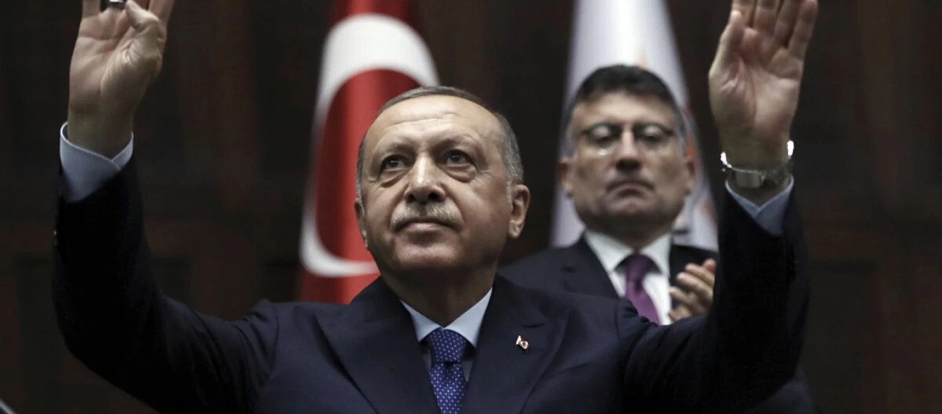 Ο Ρ.Τ.Ερντογάν κατεβαίνει υποβασταζόμενος σκάλες - Φημολογία για την κατάσταση της υγείας του (βίντεο)